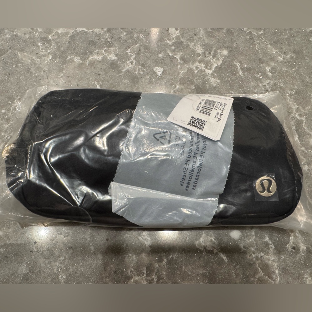 NWT lululemon Everywhere Belt Bag, black and gold with black plastic buckle - Picture 2 of 5